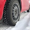 Une roue dans la neige. 