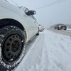 Des voitures dans la neige