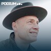 Un homme de profil avec un chapeau