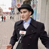 Alexis Letarte parle au micro d'un journaliste                          