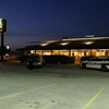Deux voitures de police devant un restaurant Olive Garden.