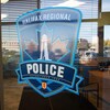 Le logo de la police d'Halifax est collé sur la porte vitrée d'un bureau.