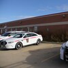 Un stationnement où des voitures de la police militaire sont stationnées.
