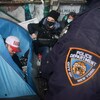 Des policiers de New York interagissent avec des sans-abris.