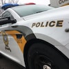 Une voiture stationnée de la Sûreté du Québec.