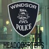 Le blason noir et blanc de la police de Windsor affiché sur une vitre du quartier général