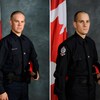 Brett Ryan et Travis Jordan en uniformes de police.