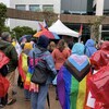 Une manifestation sous la pluie de la communauté 2SLGBTQIA+.