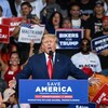 Donald Trump s'adresse à ses partisans lors d'un rassemblement d'un campagne debout derrière un lutrin.