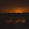 Un ciel orangé éclairé par les lumières des Serres Toundra.