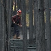 Un pompier au travail dans la forêt.