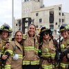 Cinq pompières d'Edmonton portant leur uniforme de travail posent pour une photo.