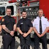 Les quatre pompiers devant un camion.