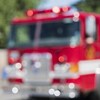 Photo floue d'un camion de pompiers en plein jour.