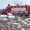 Un camion de pompier et des pompiers lors d'une intervention en hiver.