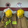 Des uniformes des pompiers volontaires de la caserne de Longue-Pointe-de-Mingan. 