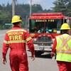 Des pompiers en uniforme, Les pompiers de Brooklyn et de Rawdon, en Nouvelle-Écosse, font partie de ceux d'une douzaine de services d'incendie qui ont photographiés de dos, se dirigeant vers un camion de pompiers.