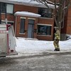Un pompier devant une résidence.