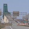 Le pont Laviolette du côté de la rive sud avec deux voies de fermer sur quatre.