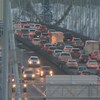 Des voitures circulent sur le pont Pierre-Laporte en hiver