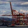 Des infrastructures portuaires et des conteneurs en Colombie-Britannique.