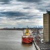 Un bateau accosté au port de Montréal.