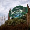 L'une des enseignes accueillant les visiteurs à Port McNeill, le 4 octobre 2022. 