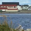 Quelques immeubles de Port-Menier vu du quai, dans la municipalité de L'Île-d'Anticosti.