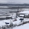 Un quai et une bâtisse.