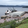 Un navire vient d'arriver au Port de Saguenay. 