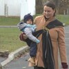Une Drummondvilloise porte son enfant dans un porte-bébé en tissus.