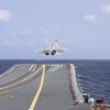 Un avion de chasse décolle à partir d’un porte-avions. 