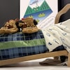 Une paire de mocassins déposés sur un porte-bébé. 