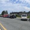 Des voitures de police et des camions de pompier devant l'hôtel de ville. 