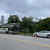 Le poste de commandement mobilie de la Sûreté du Québec stationné le long d'une route.