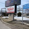 Des installations d'Hydro-Québec derrière des enseignes.