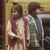 Deux jeunes enfants autochtones devant un autobus scolaire dans les années 60.