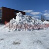 Un tas de neige, dans une cour d'école.