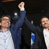 Le candidat Pascal Paradis lève son bras avec le chef du parti Paul St-Pierre Plamondon avant de prendre la parole devant les partisans.