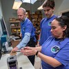 L'enseignant Brent Petersen (à gauche), de UNB, et des étudiants travaillent sur Violet, le premier satellite néo-brunswickois à voyager dans l'espace.