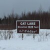 Une pancarte indiquant le nom et l'emplacement de la Première Nation de Cat Lake