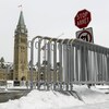 Une barrière devant le parlement à Ottawa.