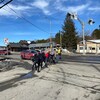 Une brigadière à Prévost fait traverser la route 117 à des enfants.