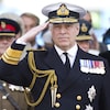 Le prince Andrew, en uniforme, fait un salut militaire.