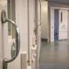 Des couloirs et des portes de cellules de la prison de Dartmouth.