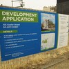 L'affiche intitulée en anglais projet de développement avec l'adresse 105 Keefer détaille que ce serait un projet de 9 étages avec 111 unités de logement et 3 étages de stationnement sous-terrain.