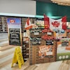Le drapeau canadien au-dessus de produits canadiens dans un hypermarché à Edmonton, pour encourager l'achat local, en avril 2025.