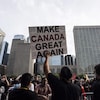 Des manifestants brandissent une pancarte affirmant « Make Canada great again ».