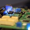 Gros plan sur une puce électronique. 