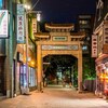 Une rue du quartier chinois de Montréal la nuit.
